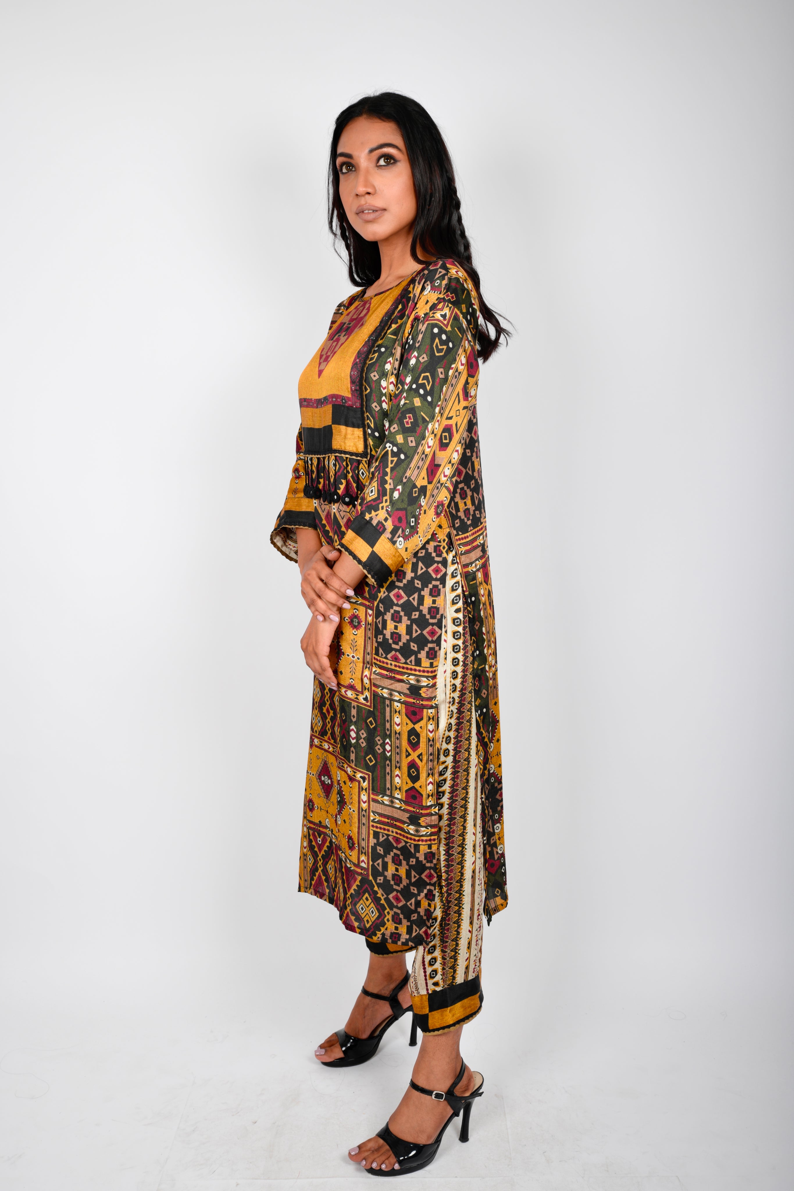 KAFILLA STRAIGHT KURTA YOKE SET