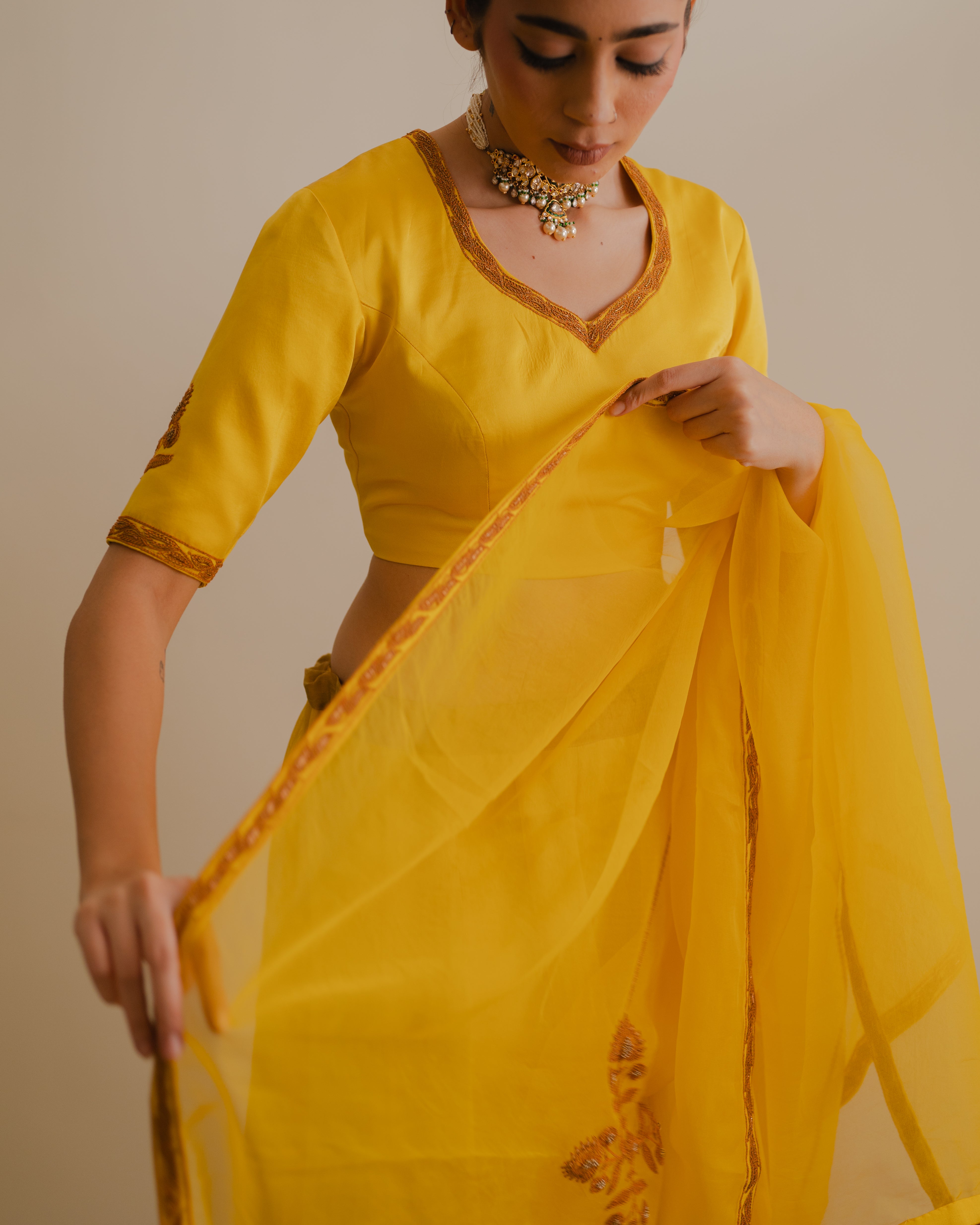YUVIKA SET