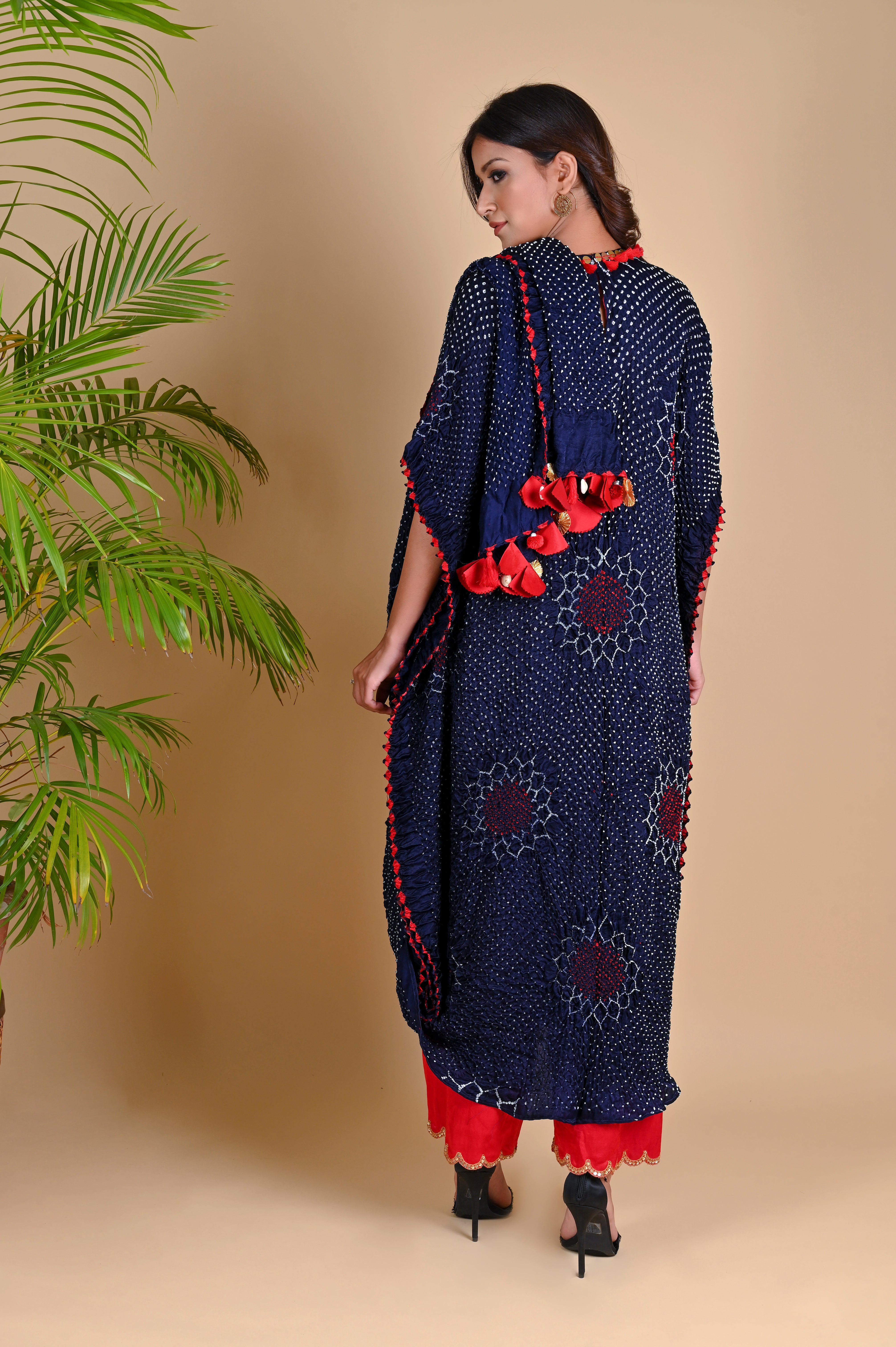 SCALLOP EMBROIDERED PANTS