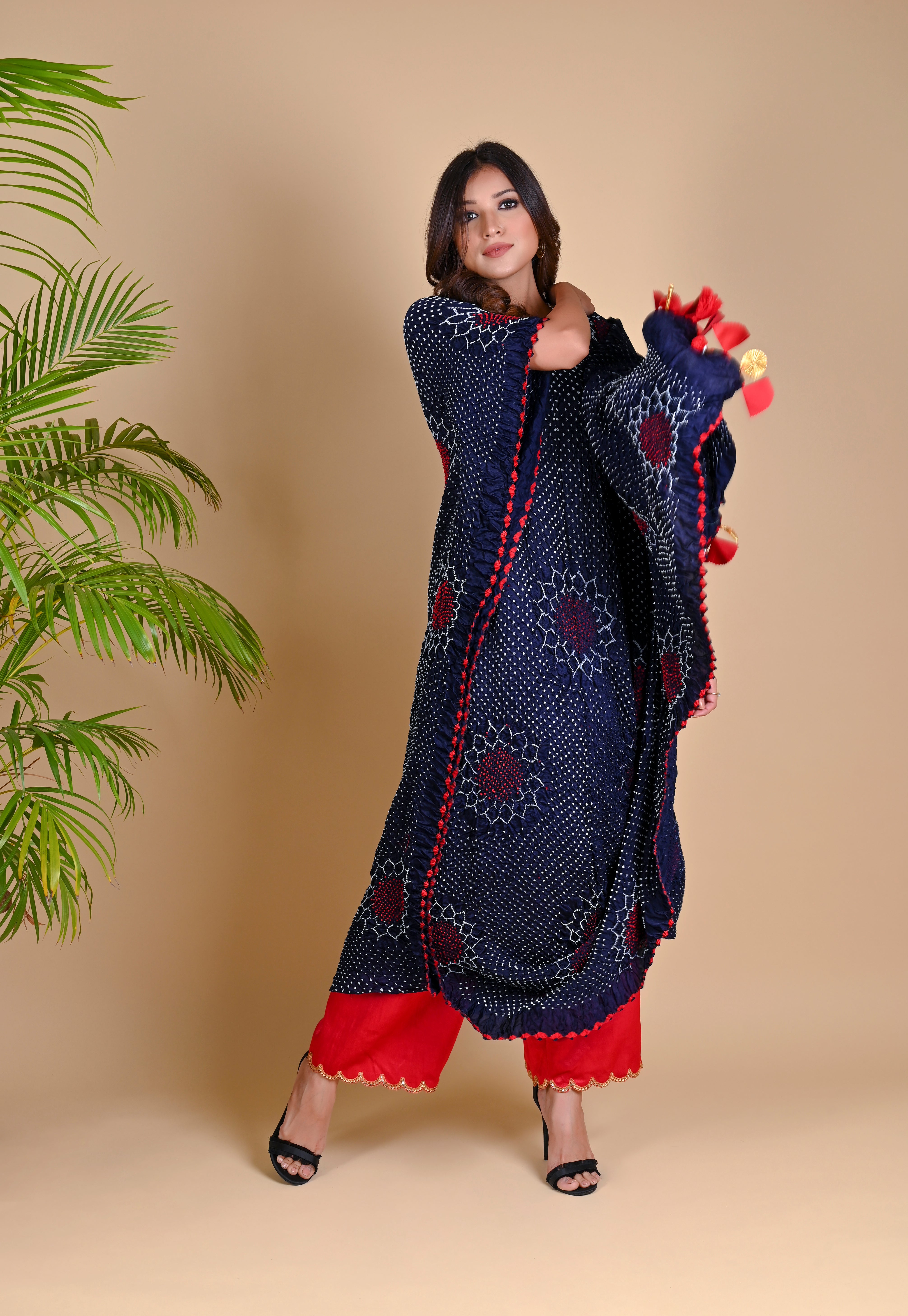 SCALLOP EMBROIDERED PANTS