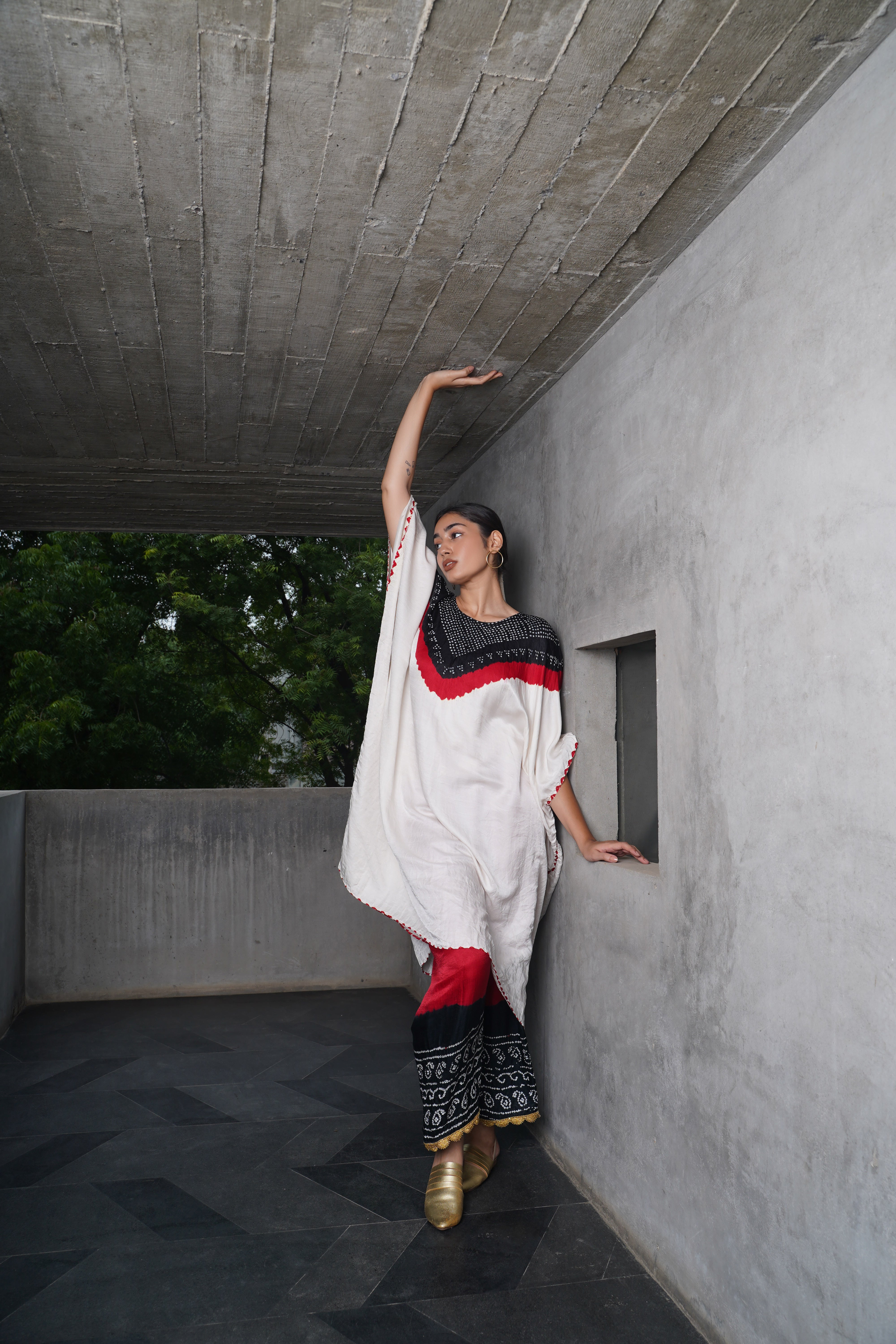 V BH KAFTAN WITH BANDHANI PANTS